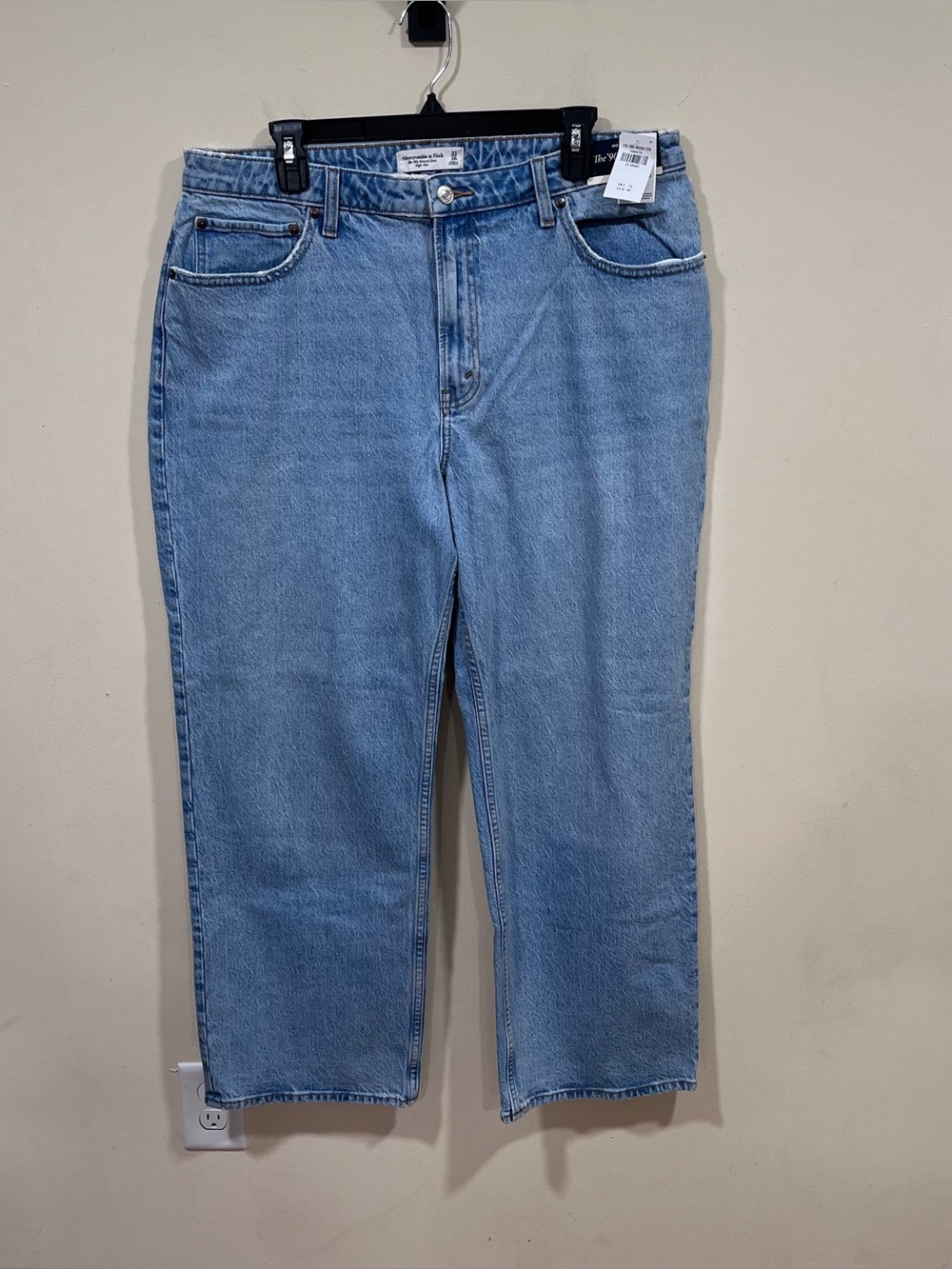 NWT Abercrombie & Fitch The '90s Relaxed Jeans in a high-rise style size16 short - Picture 2 of 10
